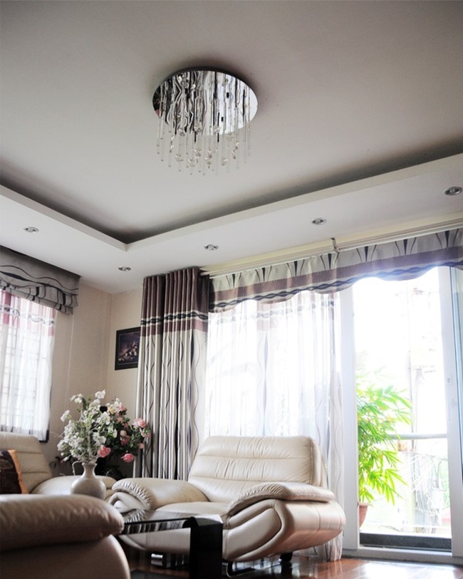 Sinh ra và lớn lên ở Hà Nội, nhà của gia đình Chi Pu nằm trong một con ngõ nhỏ của phường Xuân La. Hình ảnh phòng khách gia đình ca sĩ "Đóa hoa hồng" được chụp vào năm 2013.