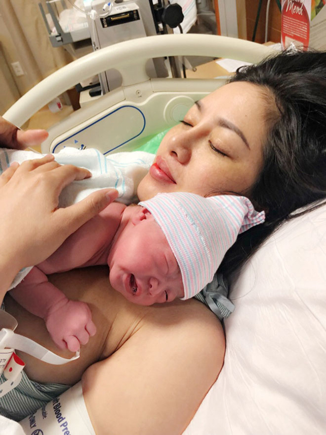 Ngày 27.10 vừa qua, Lâm Vũ đăng thông báo bà xã Huỳnh Tiên đã hạ sinh con gái đầu lòng tại Mỹ. Cô công chúa nhà Lâm Vũ chào đời bằng phương pháp sinh thường, nặng 3,1kg.