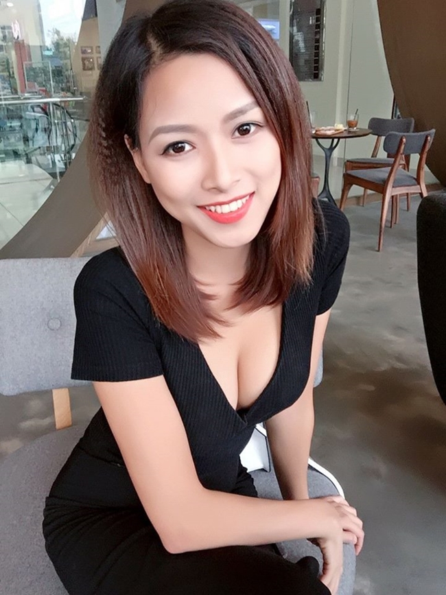 Gần đây, nữ diễn viên đang đi công tác tại Sài Gòn. Người đẹp cho biết, cô vẫn đi đi về về giữa Hà Nội và Sài Gòn. Sau khi công việc hoàn tất, Quỳnh Lyra sẽ quay về Hà Nội.