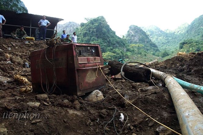 Hiện trường tìm kiếm 2 phu vàng bị mắc kẹt trong hang sâu hơn 100m - 11