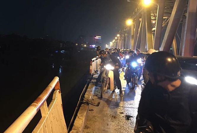 Vụ ô tô lao xuống sông Hồng: Cho ô tô đi làn xe máy là sai thiết kế - 1