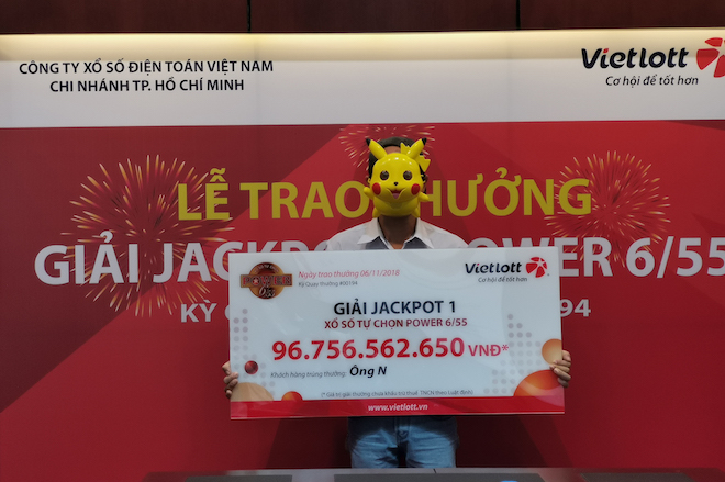 TP.HCM: Hành động bất ngờ của chủ nhân jackpot gần 100 tỉ tại lễ nhận giải - 1