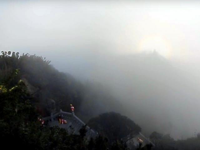 Quầng sáng kỳ ảo xuất hiện trên nóc chùa ở đỉnh Fansipan