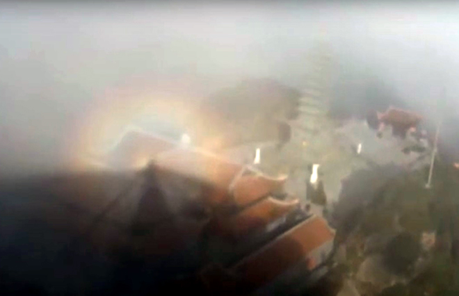 Quầng sáng kỳ ảo xuất hiện trên nóc chùa ở đỉnh Fansipan - 1