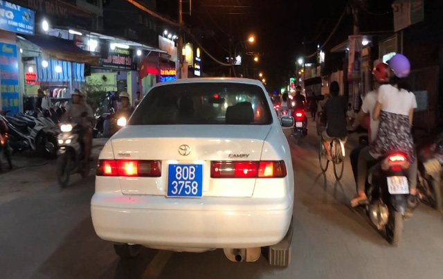 Diễn biến đầy bất ngờ vụ tài xế phóng ô tô biển xanh 80B giả trên phố Sài Gòn - 1