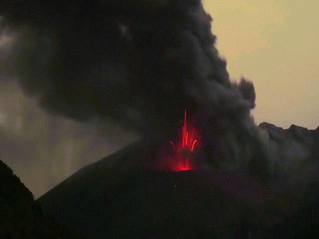 Điều gì ẩn sau hiện tượng sấm sét được tạo ra từ núi lửa phun trào?