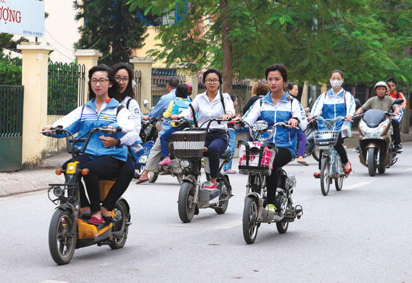 Có nên giới hạn tuổi người đi xe đạp, xe máy điện? - 1