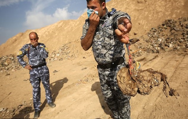 200 ngôi mộ tập thể chứa 12.000 nạn nhân bị IS thảm sát ở Iraq - 1