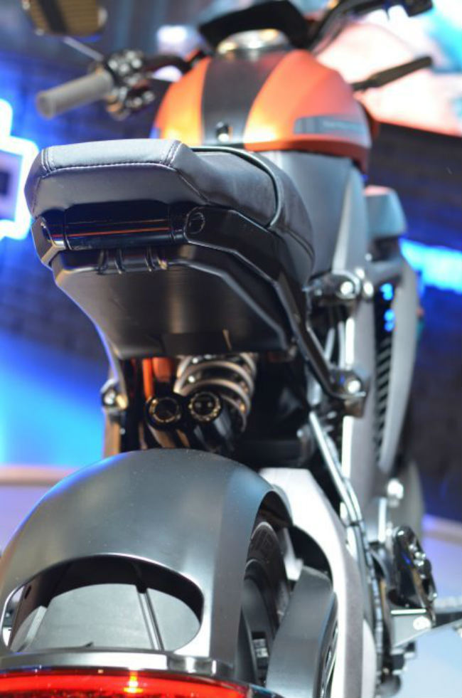 Theo lịch trình, Harley-Davidson muốn tạo ra một loạt xe môtô điện có trọng lượng nhẹ, đem lại cảm giác lái thú vị và dự kiến sẽ sẵn bán vào năm 2022. Ảnh LiveWire nhìn từ phía sau.