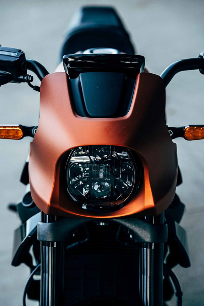 Ngoài ra còn có tính năng vẽ bản đồ động cơ, hệ thống ổ sạc nhanh. Cách thiết kế xe vẫn mang phong cách xe hành trình của Harley-Davidson với bộ phận phía trước như một bình xăng. Xe có các công nghệ và tính năng thú vị, trong đó có đa chế độ lái, kết nối Bluetooth qua cụm điều khiển TFT màn hình màu hoàn toàn. Ảnh đèn pha xe.