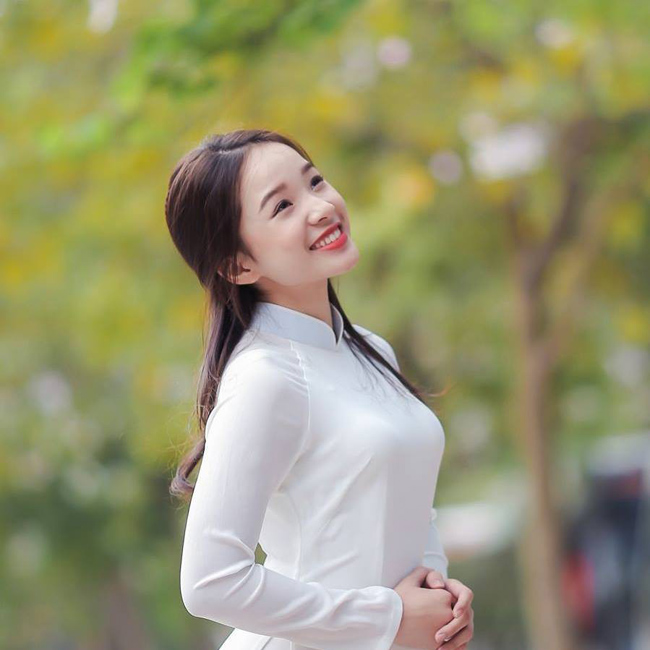 Cô con gái của nghệ sĩ Thanh Thanh Hiền sở hữu nụ cười giống mẹ nên rất ăn hình. Năm 2016, Tú Linh từng tham gia vào cuộc thi Nét đẹp Phạm Hồng Thái và đã xuất sắc giành ngôi vị Hoa khôi.