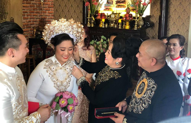 Mới đây cô con gái lớn này đã theo chân về nhà chồng. Nghệ sĩ Hồng Vân và Lê Tuấn Anh xúc động trong ngày cưới của con tổ chức ở Việt Nam.
