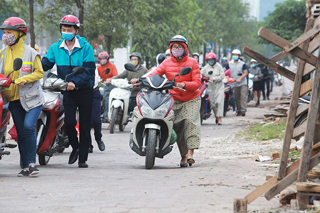 Những hình ảnh lạ lùng trên phố “dắt xe đi bộ” duy nhất ở Việt Nam - 5