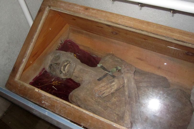 Áo: Thi thể chôn bình thường gần 300 năm còn nguyên vẹn như xác ướp - 1