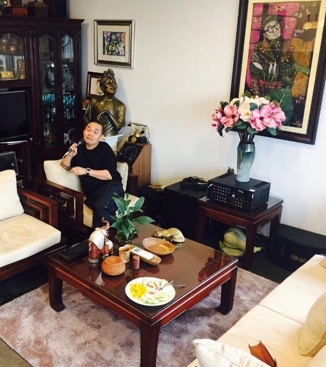 Phòng khách nhà Xuân Hinh có nội thất hiện đại, trên tường treo khá nhiều tranh, ảnh chân của nghệ sĩ nổi tiếng.