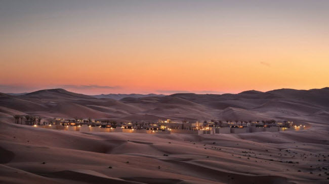 Nằm sát sa mạc cát Empty Quarter ở UAE, khu nghỉ dưỡng Qasr Al Sarab giúp du khách có cơ hội khám phá một trong những khung cảnh hoang dã tuyệt vời nhất thế giới.