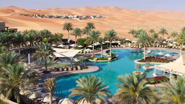 Khu nghỉ dưỡng Qasr Al Sarab có 154 phòng và 52 biệt thự cùng một bể bơi ở giữa được che mát bởi những cây cọ.