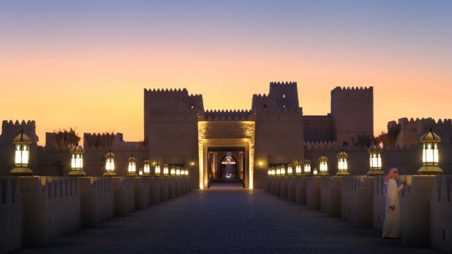 Khu nghỉ dưỡng được xây dựng giống kiến trúc của một pháo đài Ả Rập và cách thành phố Abu Dhabi khoảng 2 giờ di chuyển bằng ô tô.