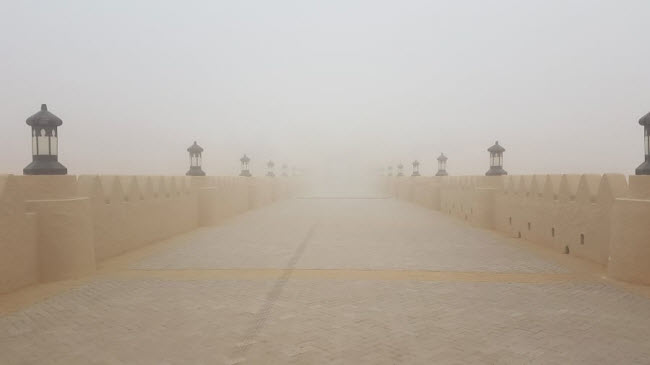 Vào mùa đông, sương sớm có thể xuất hiện trên sa mạc Empty Quarter và khu nghi dưỡng Qasr Al Sarab.