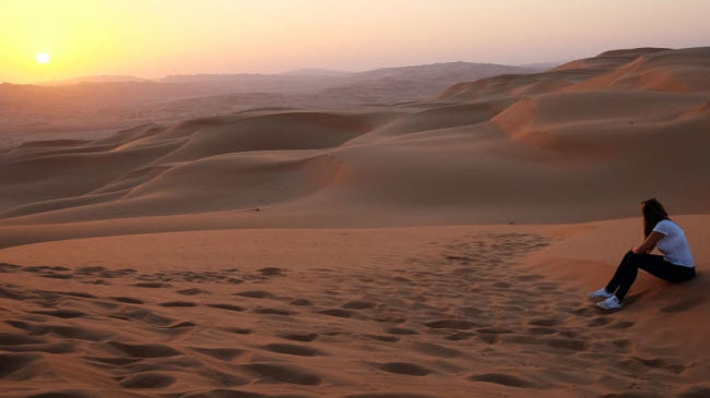 Cát trên sa mạc Empty Quarter có màu đỏ và xanh từ các phân tử sắt và đồng. Vào lúc mặt trời lặn, màu sắc của chúng thậm chí còn trở nên ấn tượng hơn gấp nhiều lần.
