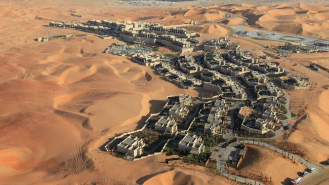 Khu nghỉ dưỡng Qasr Al Sarab khai trương vào năm 2009 và vinh dự được lựa chọn làm bối cảnh cho bộ phim bom tấn “Chiến tranh giữa các vì sao” vào năm 2016.