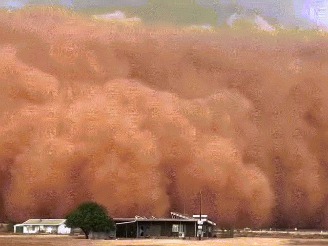 Bão cát khổng lồ cao hàng chục mét ”nuốt chửng” cả một thị trấn ở Australia