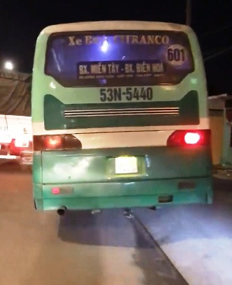 Clip xe buýt chạy tốc độ “bàn thờ” trên vỉa hè ở Sài Gòn - 1