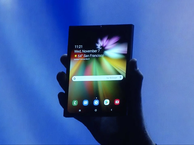 ”NÓNG: Samsung phô diễn điện thoại có màn hình gập lại “chất lừ”