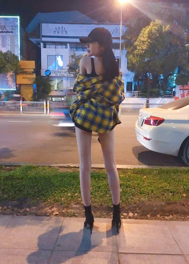 Từ cuối năm 2017, Elly Trần đã có dấu hiệu giảm cân. Đôi chân gày guộc khiến một số ý kiến cho rằng cô đang khiến cơ thể giảm đi sức hút.