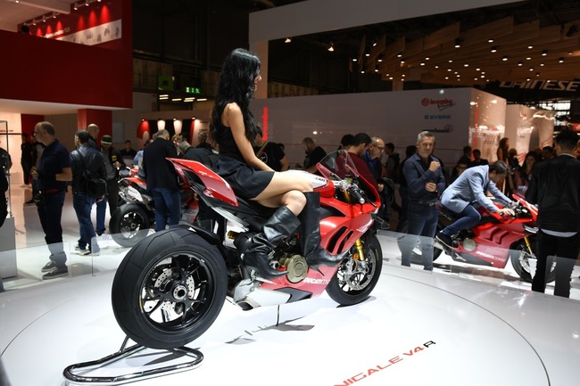 Ducati vừa công bố trước công chúng mẫu siêu xe thể thao chạy bằng xăng mạnh nhất trong lịch sử tại triển lãm xe EICMA ở Milan.