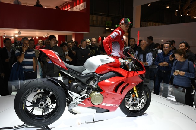 “Quỷ đỏ” mới Panigale V4R được cho là chỉ sản xuất đúng 500 chiếc và được giới chuyên môn về xe định giá có mức giá niêm yết ít nhất cũng phải trên 40.000 pounds &#40;1,227 tỷ VNĐ&#41;.