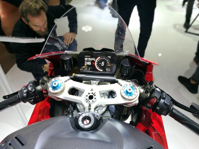 Đằng sau kính chắn gió là cụm đồng hồ tối tân của 2019 Ducati Panigale V4R.
