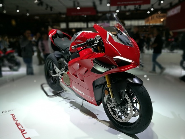 Với số lượng giới hạn và giá bán vô cùng chát, 2019 Ducati Panigale V4R quả là siêu phẩm dành cho những dân chơi lắm của nhiều tiền.