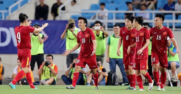 Ký ức AFF Cup: Hồng Sơn tiết lộ bí mật trong phòng thay đồ “Thế hệ vàng” - 2