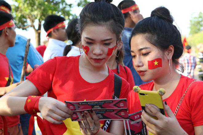 Việt Nam đấu Lào: &#34;Rừng&#34; fan áo đỏ áp đảo chủ nhà, hâm nóng khán đài - 1