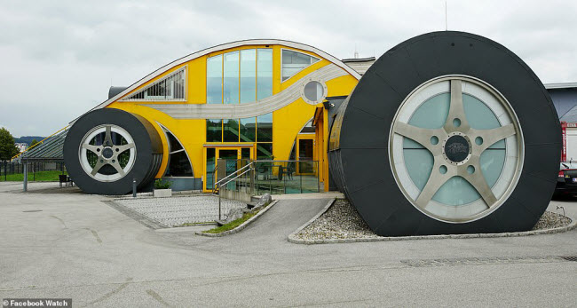 Ngôi nhà có hình dạng giống một chiếc ô tô khổng lồ ở thành phố Salzburg, Áo.