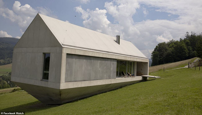 Ngôi nhà Ark do kiến trúc sư Robert thiết kế trông như một công trình tạm trên sườn đồi ở Ba Lan.