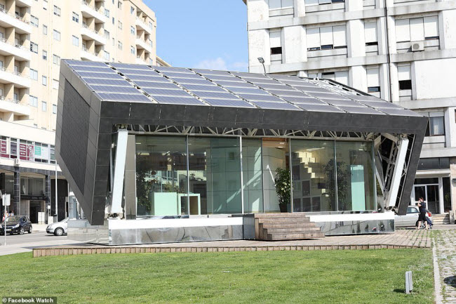 Ngôi nhà có kiểu dáng hiện đại này được xây dựng ở Bồ Đào Nha. Mái của nó được trang bị các tấm pin năng lượng mặt trời và có thể xoay theo hướng mặt trời.