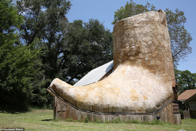 Dan, người xây dựng ngôi nhà hình chiếc ủng khổng lồ này ở bang Texas, Mỹ, cho biết nó thu hút sự chú ý của nhiều du khách.