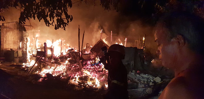 Cháy sát làng trẻ SOS Gò Vấp, nhiều người tháo chạy khỏi biển lửa - 1
