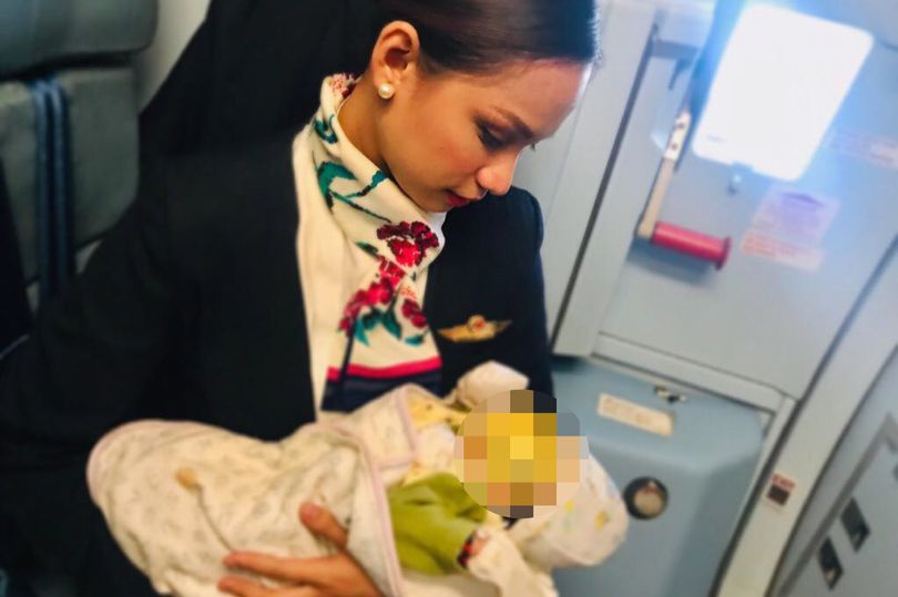 Tiếp viên hàng không cho em bé bú trên máy bay vì mẹ hết sữa - 1