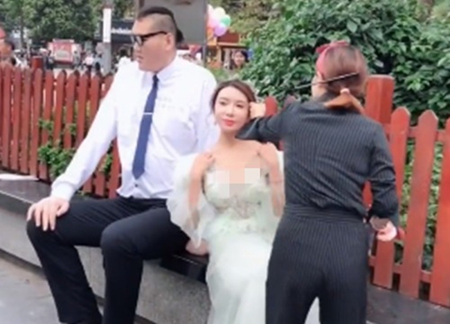 Cách đây không lâu, "chị dâu Võ Tòng" gây xôn xao với hình ảnh mặc váy cưới đi bên cạnh là một người đàn ông cao hơn 2m. Nhiều người cho rằng, cô nàng và bạn trai khổng lồ đang đi chụp ảnh cưới.