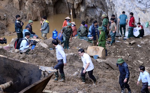 Việc cứu hộ phu vàng mắc kẹt ở Hòa Bình diễn biến thế nào? - 1