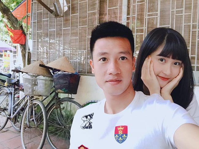 Huy Hùng từng hài hước chia sẻ: &#34;Nhà nông mà mơ xế hộp, chân dài thì xa xỉ quá&#34;. Thế nhưng, thực tế, anh chàng lại có cô bạn gái xinh đẹp và gợi cảm chẳng kém các chân dài.&nbsp;