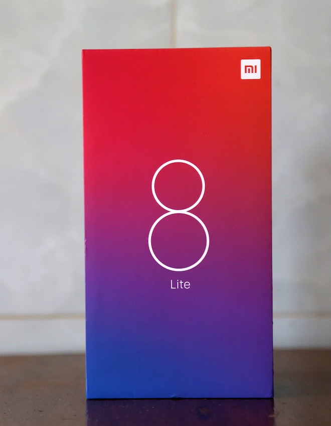 &#34;Đập hộp&#34; Xiaomi Mi 8 Lite với một phụ kiện độc lạ bên trong - 1