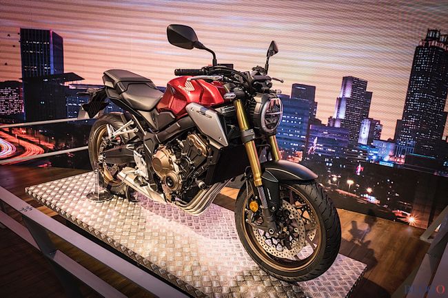 Các thay đổi về phong cách đã giúp 2019 Honda CB650R tỏ ra hấp dẫn hơn. Phía trước xe là cụm đèn pha tròn LED và cụm đồng hồ LCD vay mượn từ đàn anh CB1000R.