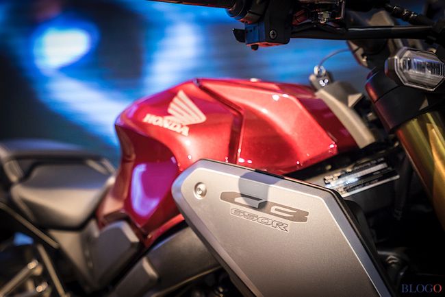 2019 Honda CB650R nhẹ hơn 9 pounds (4 kg) so với CB650F nhờ bình xăng nhỏ hơn. Trong khi phuộc trước cũng nhẹ hơn giúp xe dễ dàng linh hoạt hơn.