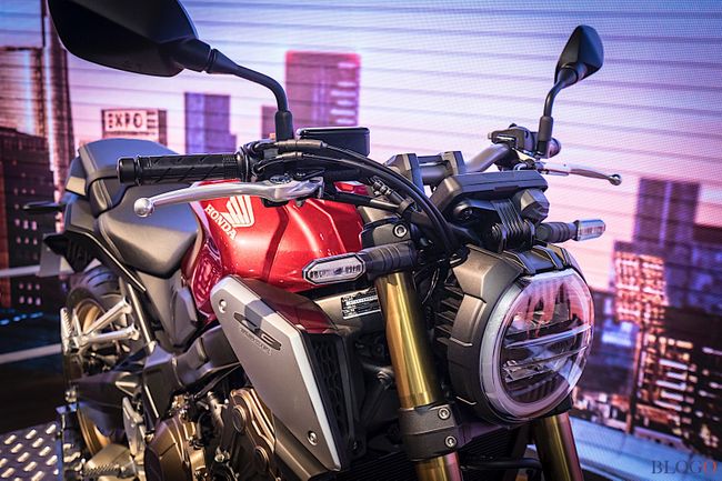 Lần này, 2019 Honda CB650R trang bị phuộc có chức năng phân tách &#40;SFF&#41; được thiết kế với lò xo ở một chân phuộc và dầm chống xóc ở một chân phuộc khác.