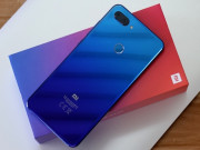 Thời trang Hi-tech - &quot;Đập hộp&quot; Xiaomi Mi 8 Lite với một phụ kiện độc lạ bên trong