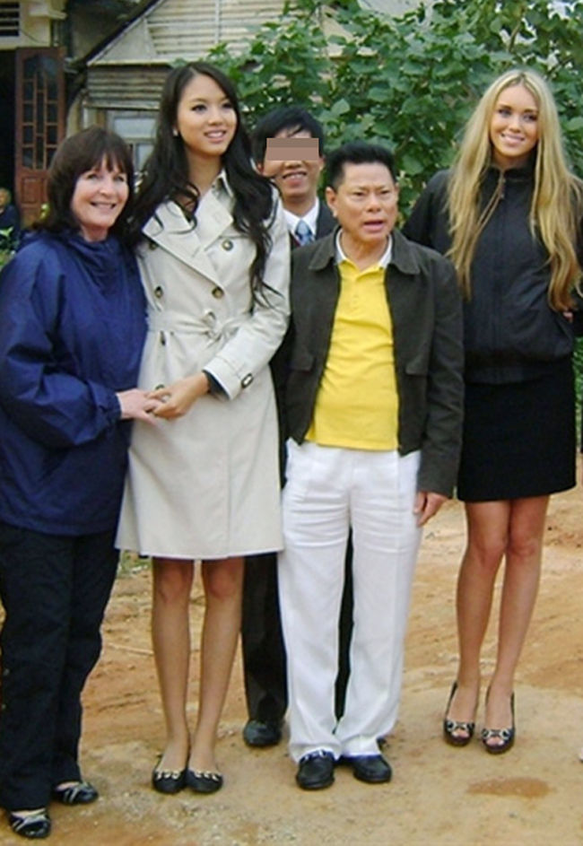 Khi sang Việt Nam làm việc, cô và vị tỷ phú U70 tổ chức nhiều chương trình từ thiện. Trong ảnh, ông Hoàng Kiều cùng Trương Tử Lâm, Hoa hậu Ksenia Sukhinova thăm và động viên bà con tại làng Tân Hiệp thuộc Quảng Trị năm 2009.